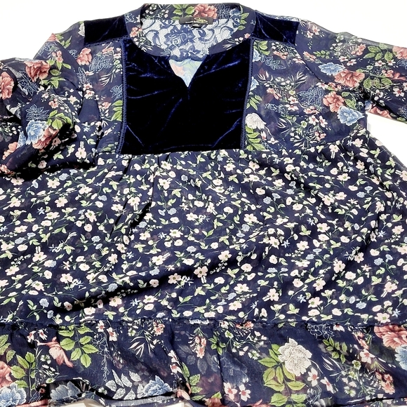 Suzanne Betro Floral Velvet Lace Ruffles Bell Sleeves Flowy Pop Over Blouse (1X) - Picture 10 of 13